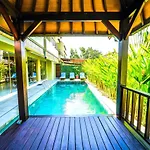 Villa Logan - Kuta - 5 Bedroom - 3 Bathroom Villa - Great Location